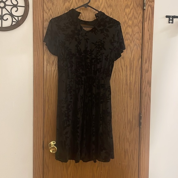 Elegant Black Velvet Dress (S) - Picture 2 of 5